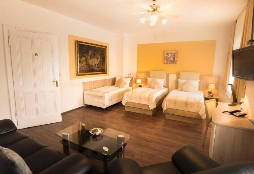 اتاق استاندارد سه نفره, Carlton Mayfair