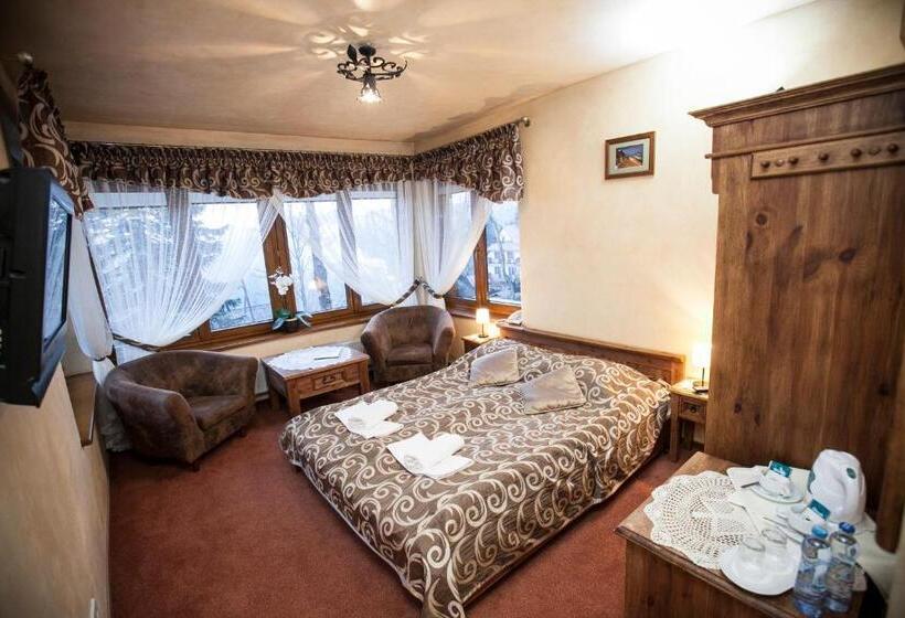 Deluxe Room, Dwor Karolowka