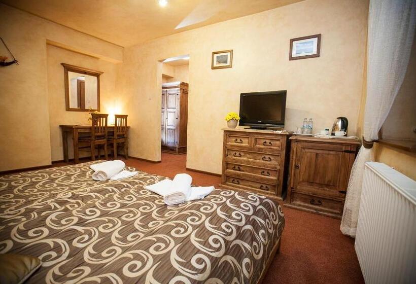 Standard Triple Room, Dwor Karolowka