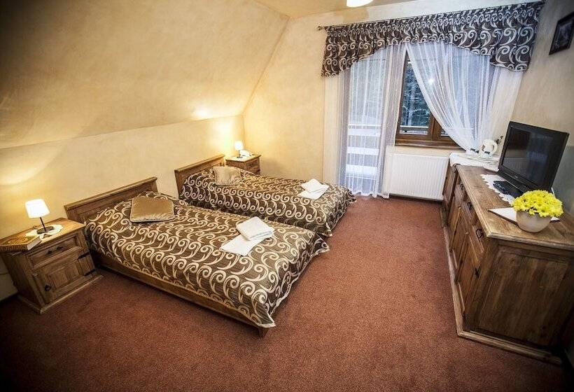 Standard Triple Room with Balcony, Dwor Karolowka