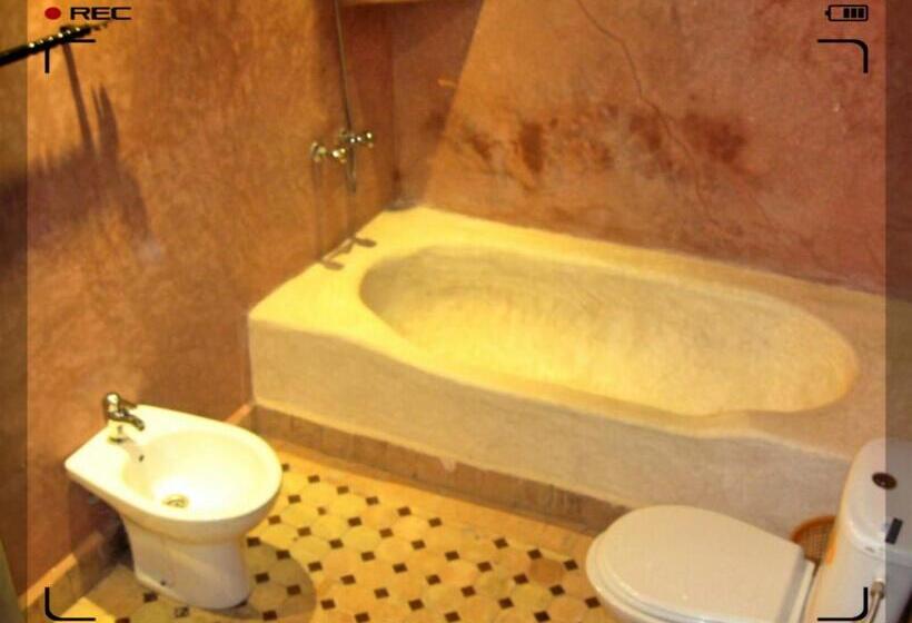 اتاق لوکس با چشم‌انداز باغ, Restaurant La Kasbah