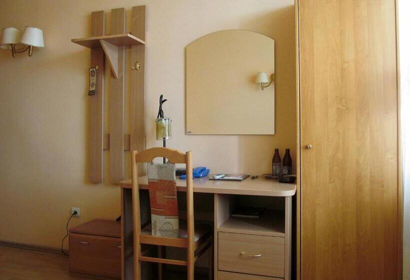 Standard Single Room, Iskra