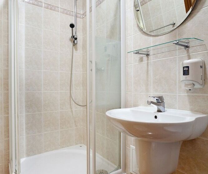 Economy Triple Room, Iskra