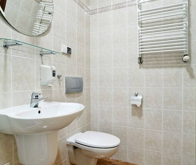 Economy Triple Room, Iskra