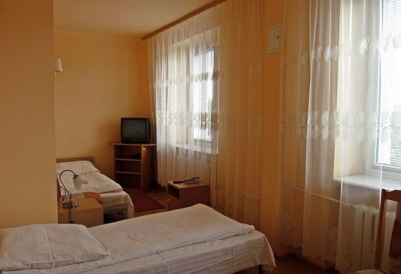 Economy Triple Room, Iskra
