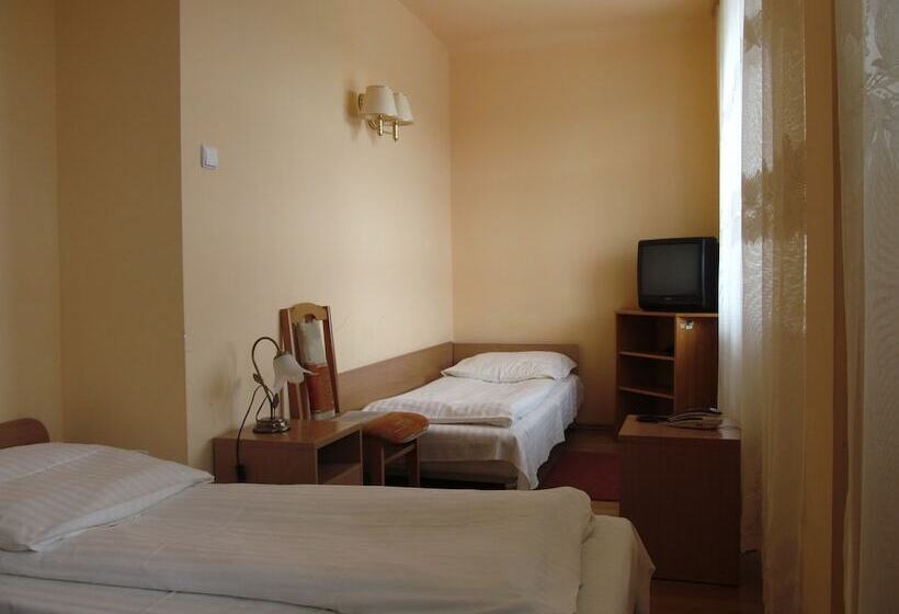 Economy Triple Room, Iskra
