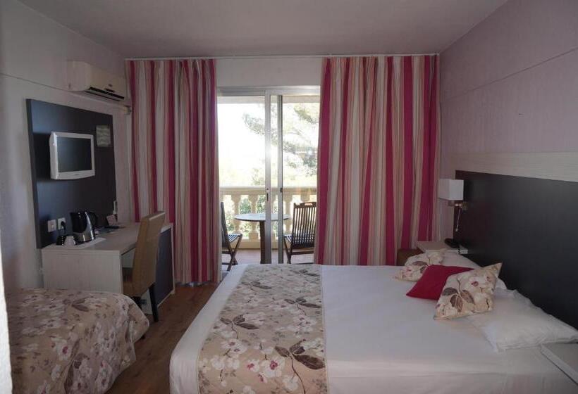 اتاق استاندارد سه نفره, Logis Hotel Le Col De L Ange