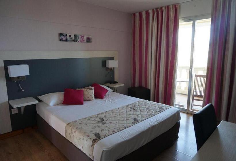 اتاق سوپریور سه تخته, Logis Hotel Le Col De L Ange