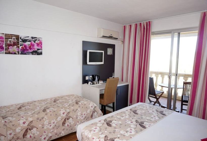 اتاق استاندارد سه نفره, Logis Hotel Le Col De L Ange