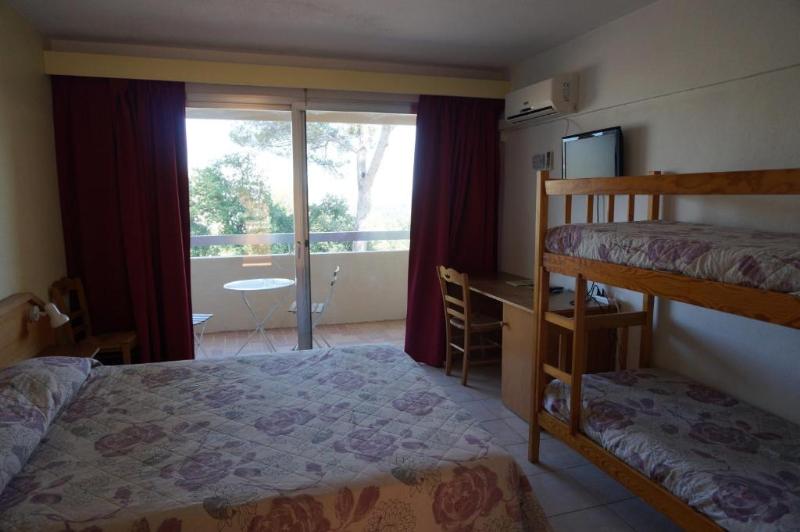 اتاق استاندارد چهار تخته, Logis Hotel Le Col De L Ange