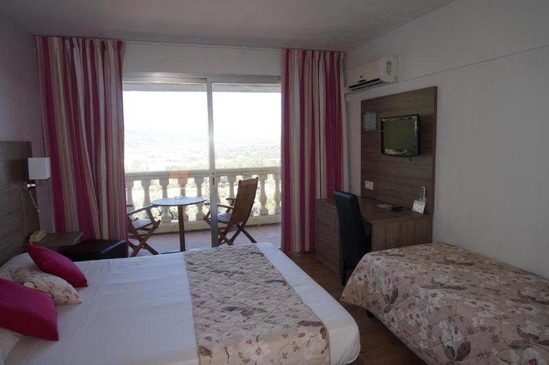 اتاق استاندارد سه نفره, Logis Hotel Le Col De L Ange