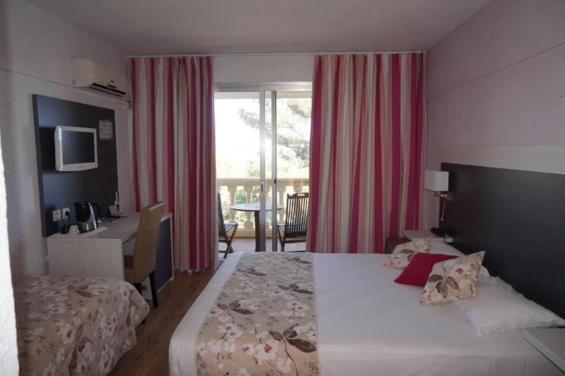 اتاق استاندارد سه نفره, Logis Hotel Le Col De L Ange