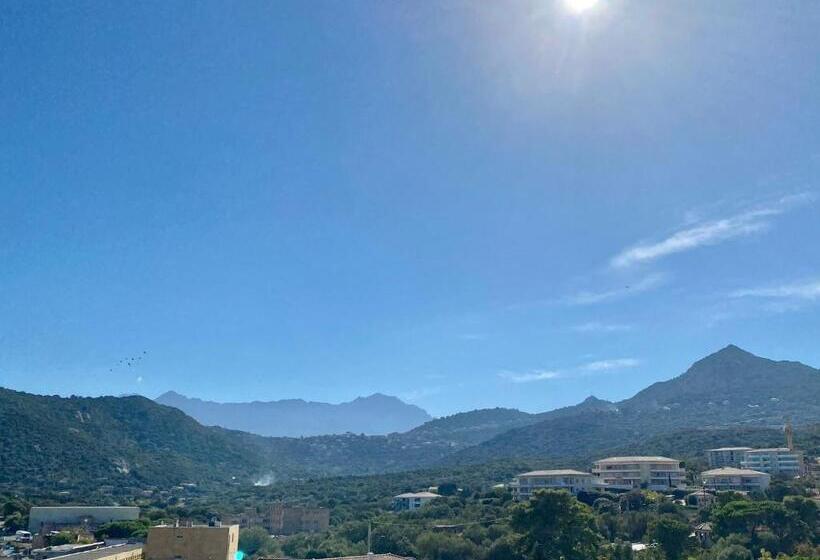 اتاق استاندارد با چشم‌انداز کوهستان, Maria Stella