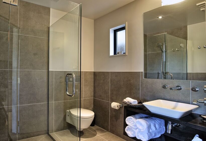 استودیوی لوکس, The St James Premium Accommodation