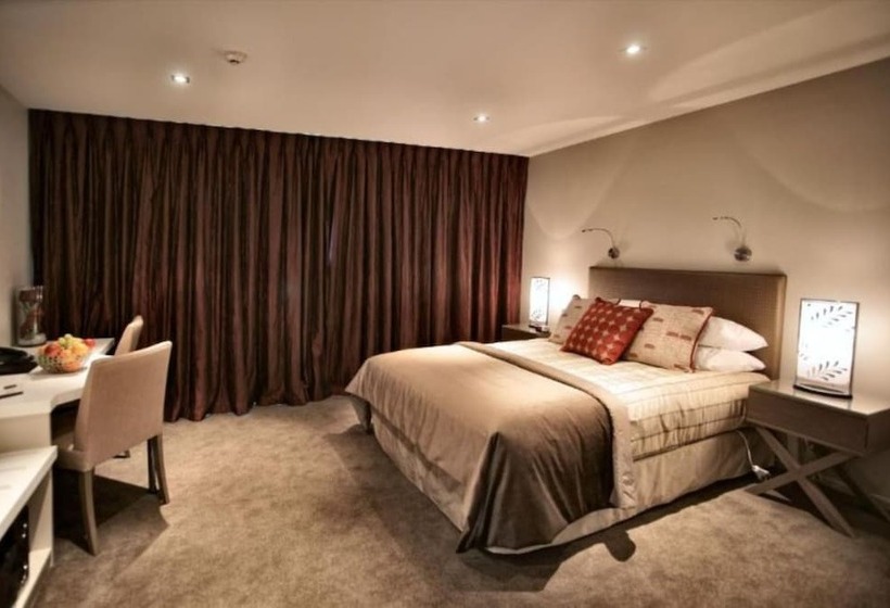 استودیوی لوکس, The St James Premium Accommodation