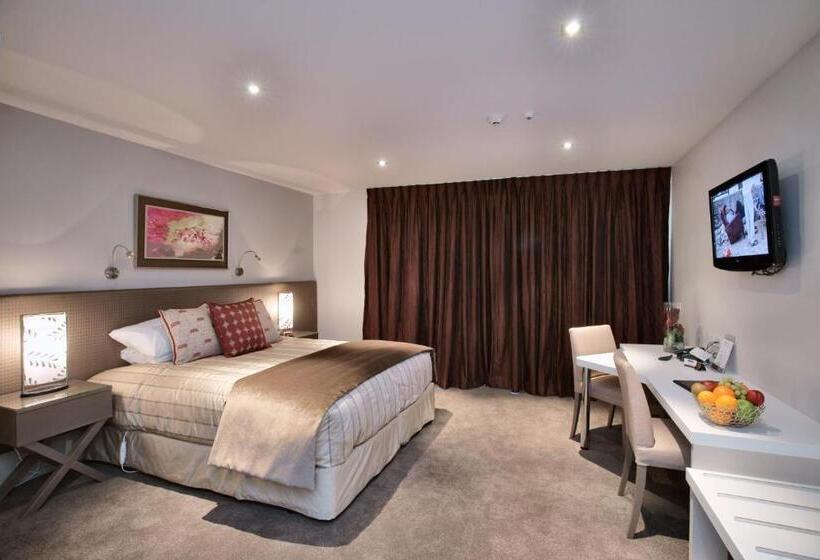 استودیوی لوکس, The St James Premium Accommodation