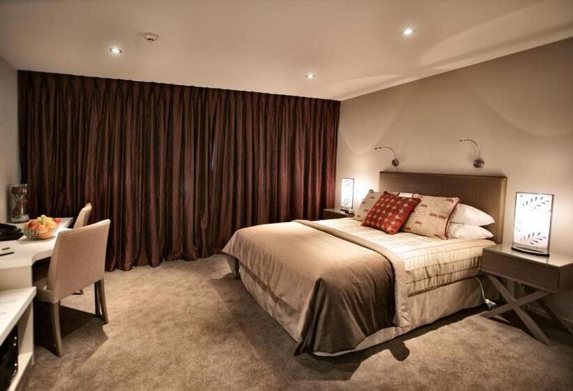 استودیوی لوکس, The St James Premium Accommodation