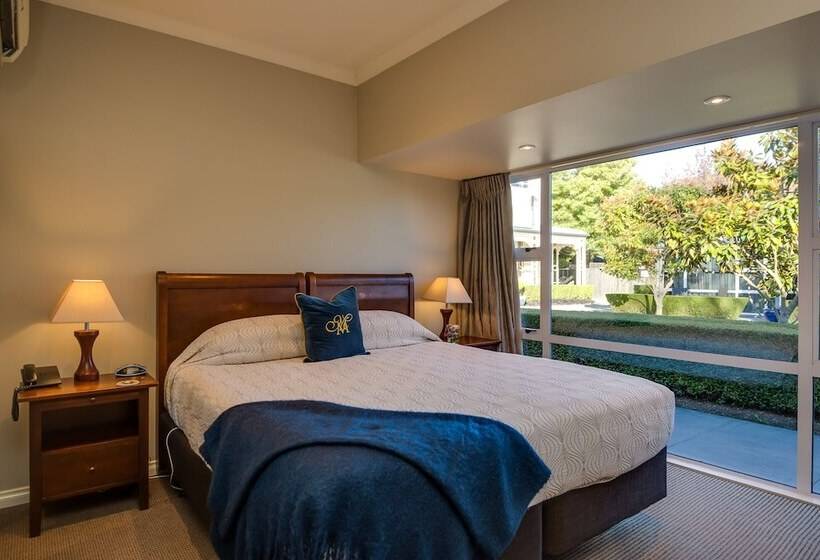 استودیوی سوپریور, Merivale Manor