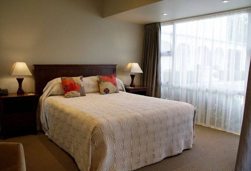 استودیوی سوپریور, Merivale Manor