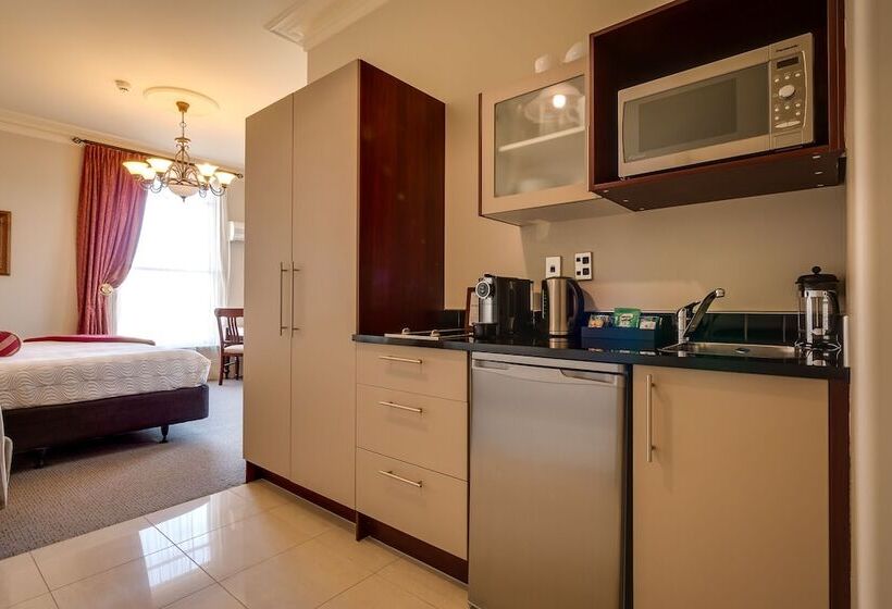 استودیو خانوادگی, Merivale Manor