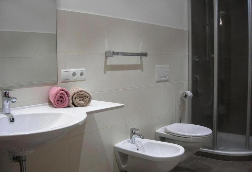 آپارتمان 2 خوابه با بالکن, Appartments Helvetia