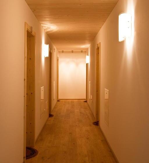 آپارتمان 2 خوابه با بالکن, Appartments Helvetia