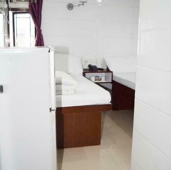 اتاق استاندارد سه نفره, Pay Less Guesthouse