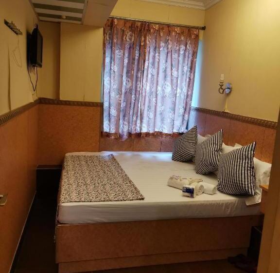 اتاق اکونومی, Toronto Guest House