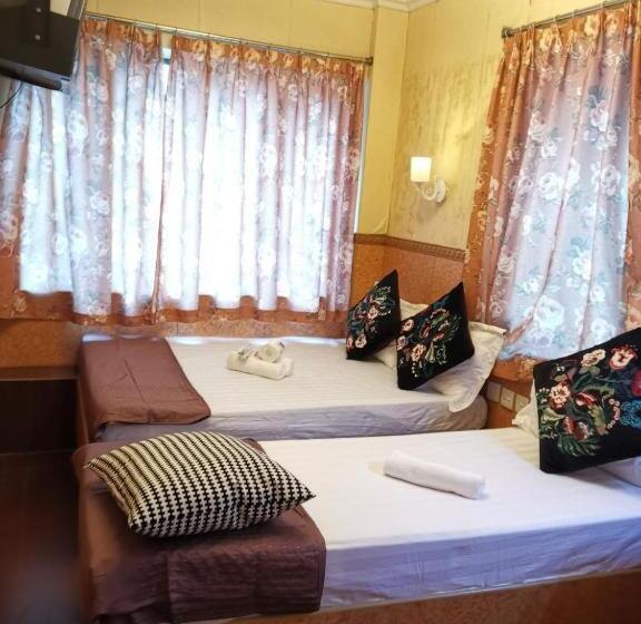 Economy Triple Room, Toronto Guest House