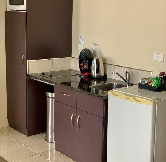استودیوی استاندارد, Bks Premier Motel Palmerston North