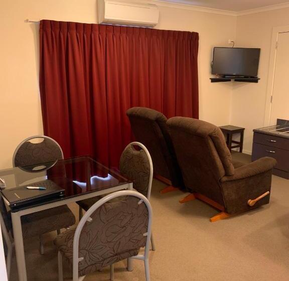 Estudio Estándar, Bks Premier Motel Palmerston North