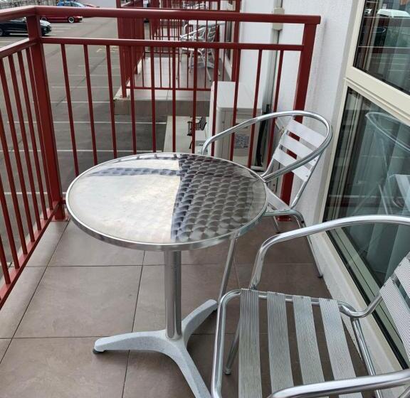 سوییت, Bks Premier Motel Palmerston North