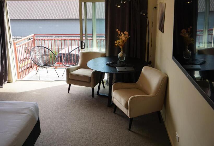 استودیوی استاندارد, Bks Premier Motel Palmerston North