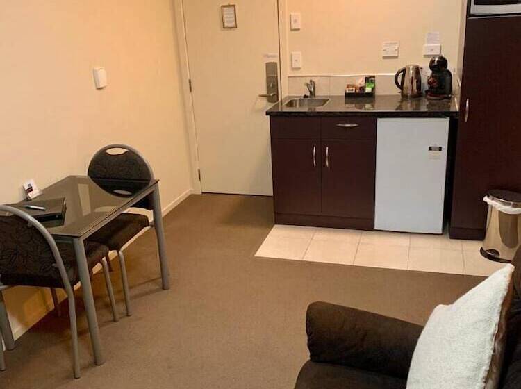 استودیوی استاندارد, Bks Premier Motel Palmerston North
