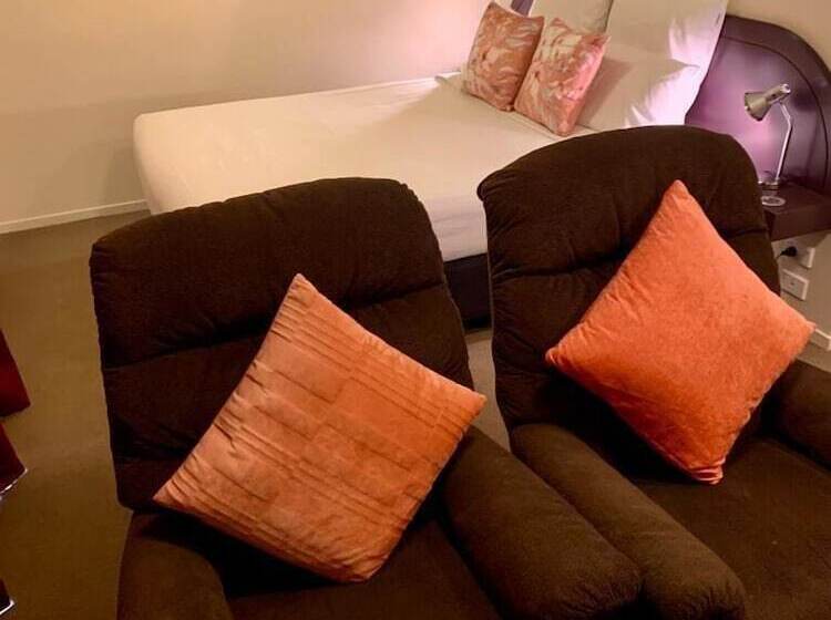 استودیوی استاندارد, Bks Premier Motel Palmerston North