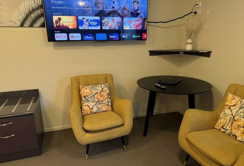 استودیوی استاندارد, Bks Premier Motel Palmerston North