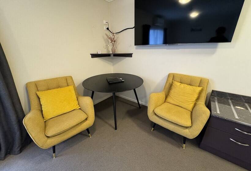 استودیوی استاندارد, Bks Premier Motel Palmerston North