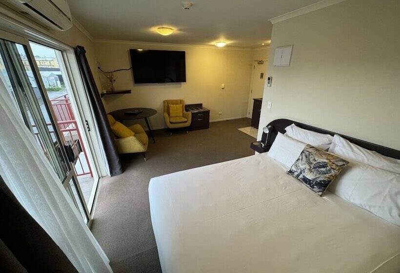استودیوی استاندارد, Bks Premier Motel Palmerston North
