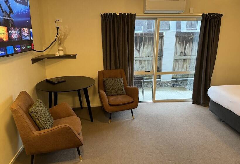 استودیوی استاندارد, Bks Premier Motel Palmerston North