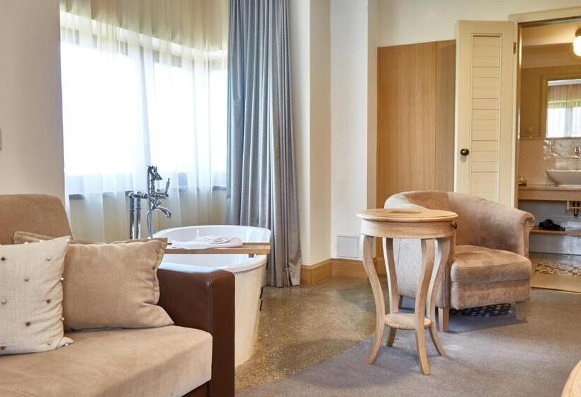 سوییت اجرایی, Crocus Gere Bor Hotel Resort & Wine Spa