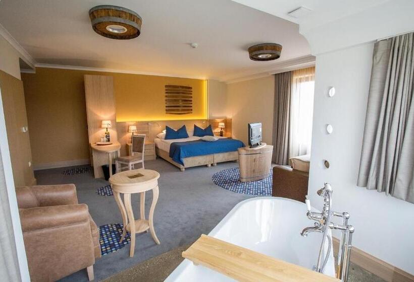 سوییت جونیور با بالکن, Crocus Gere Bor Hotel Resort & Wine Spa