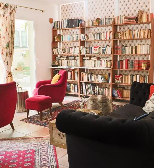 استودیو استاندارد با چشم‌انداز باغ, A La Villa Boucicaut