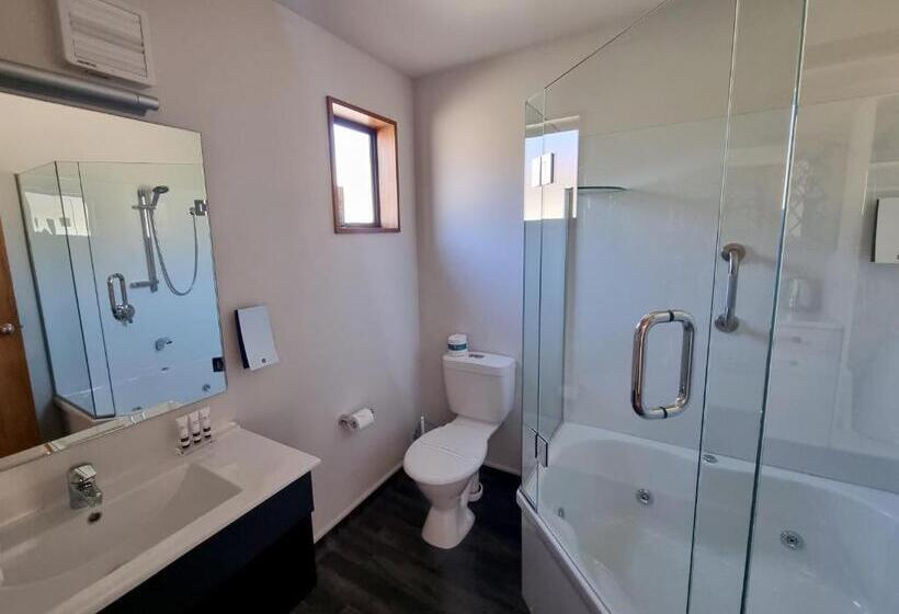استودیوی استاندارد, Asure Highpark Motor Inn