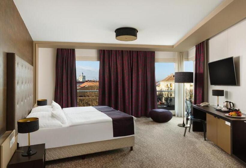 اتاق لوکس, Corso Hotel Pécs