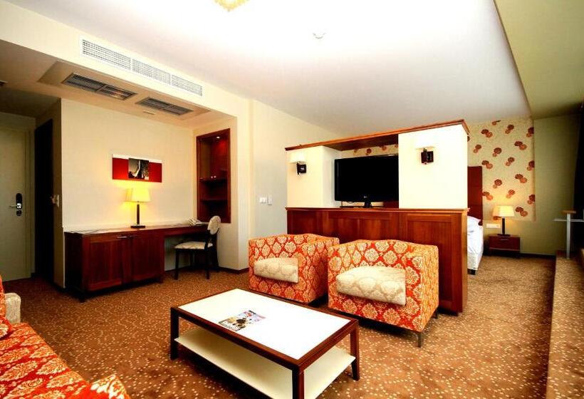 سوئیت کلاسیک, Corso Hotel Pécs