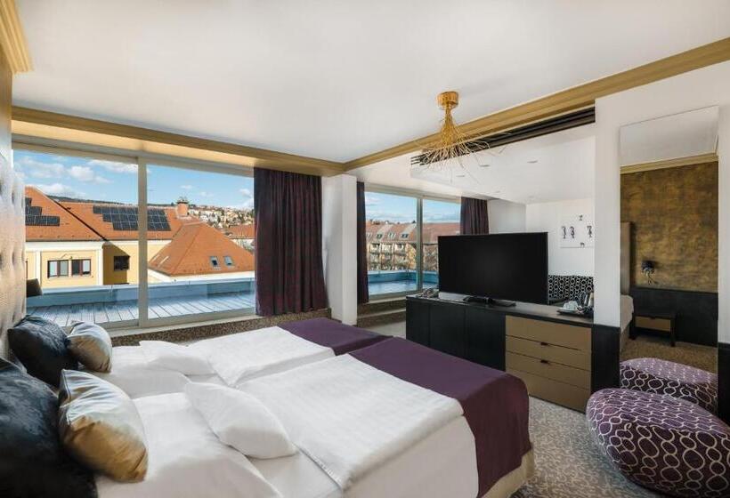 سوییت, Corso Hotel Pécs