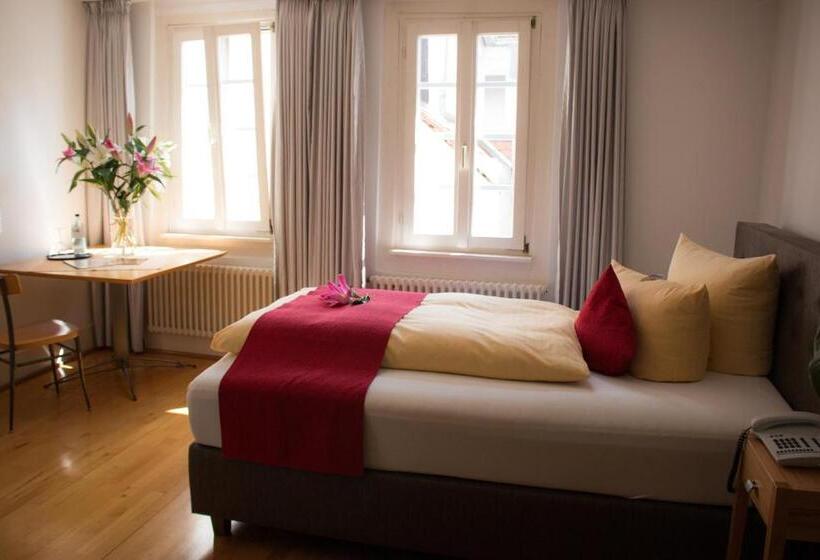 Standard Single Room, Goldener Falke