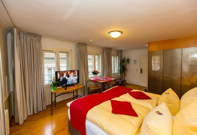 Standard Single Room, Goldener Falke