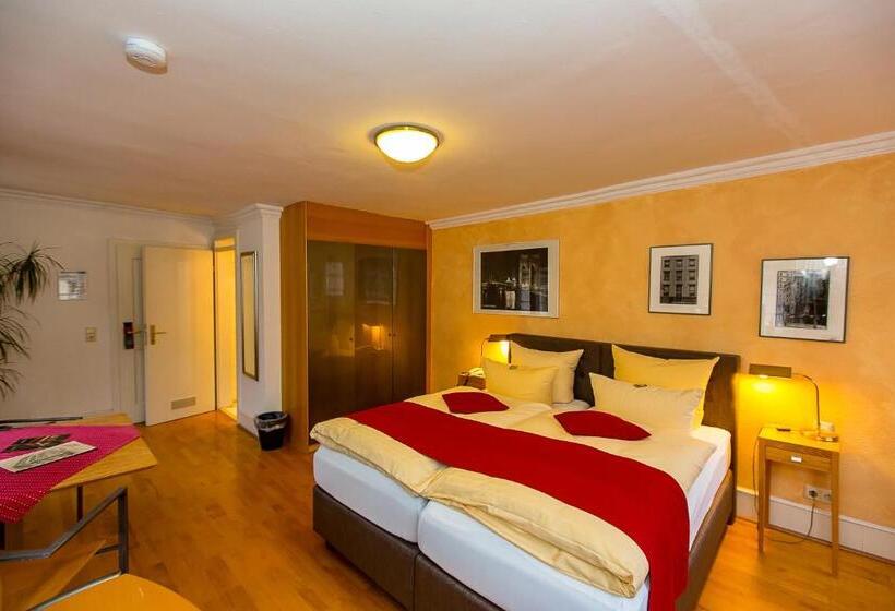 Standard Single Room, Goldener Falke