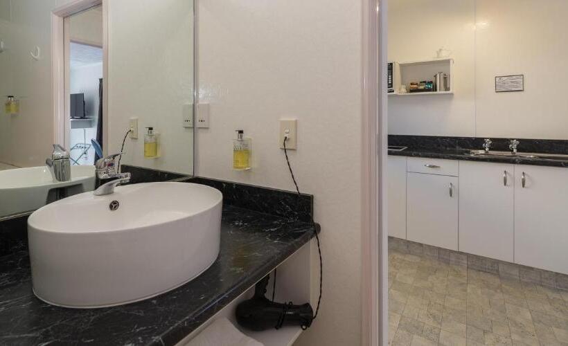 استودیوی استاندارد, Palm Court Motor Inn